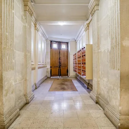 Renove Au Pied Du Metro